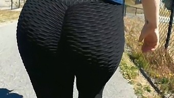 穿着紧身裤的性感熟女在公共场合展示她的大屁股