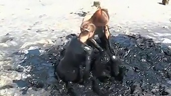 Adolescente Rusoaice Se Joacă Murdar Într-Un Videoclip Fierbinte