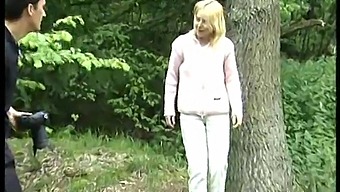 Adolescenta Germană Este Luată Pe Stradă