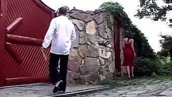 Vizita Secretă A Unui Adolescent La O Orgie De Grup Într-O Casă