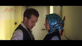 מפגש חם ומפתה עם היפהפייה הטורקית אקיה בגום מ-2012