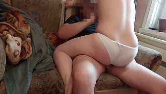 נערת חזה קטן וגדול נהנית מסקס נהדר לאחר שעשתה סקס בפומבי