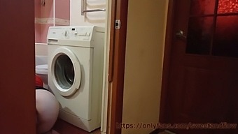 Soția Adolescentă Se Angajează Într-O Orgie Cu Prietenul Soțului Ei În Timp Ce El Se Uită