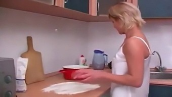 Rysk Milf Och Icke-Familjär Kille Deltar I Ett Hett Möte
