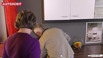 Kåt Tysk Bestemor Får Tilfredsstillelse Fra Naboen