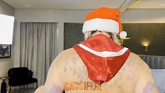 Mrs. Claus Biedt Haar Aantrekkelijke Achterste Aan Een Goed Opgevoede Knul Aan! Bekijk Het Hele Tafereel Op Cassiflix!