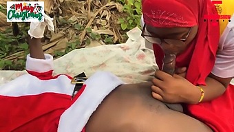 Topprankad Nigeriansk Romantisk Sexscen I En Gårdsmiljö Till Jul. Prenumerera På Red För Mer