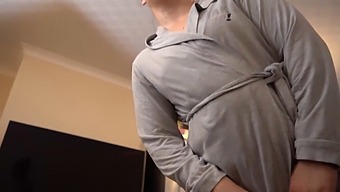 L'Acte Solo De Son Beau-Fils Attrapé Par Une Milf Conduit À La Séduction Anale