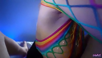 La Babe Aux Gros Seins Satisfait Ses Envies Hentai Avec Une Scène De Branlette Espagnole Surprise !