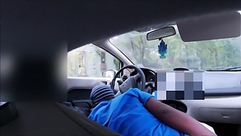Streetwalker Antaa Suihin Pysäköityyn Autoon Chicagon Laitamilla