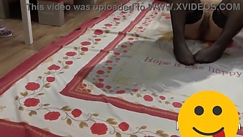 ওয়েট এবং ওয়াইল্ড: চাবি লেসবিয়ানরা একটি মলিন প্রস্রাব ফেটিশে লিপ্ত হয়