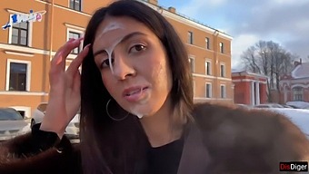 Красивая Женщина Демонстрирует Свою Сперму На Публике, Чтобы Заработать Деньги У Неизвестного Мужчины - Публичное Унижение
