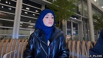 Nadja, Eine Verschleierte Iranerin, Erlebt Im Rahmen Eines Dreiers Harten Analsex Auf Toilette Und Flur
