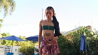 Een Tengere Prinses Wordt Constant Bedreigd Door Een Monsterlijke Aanvaller In Een Opwindende En Sensuele Ontmoeting