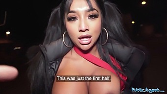 Interracial Begegnung Mit Einer Asiatischen Schönheit In Der Öffentlichkeit