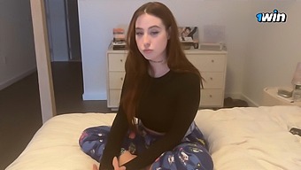 Studentessa Universitaria Bollente Scopa Con Il Patrigno Prima Della Lezione E Riceve Una Creampie
