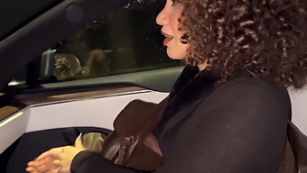 年轻的意大利妻子的丈夫安排她在车里和另一个男人做爱。